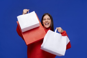 medium-shot-smiley-woman-with-bags